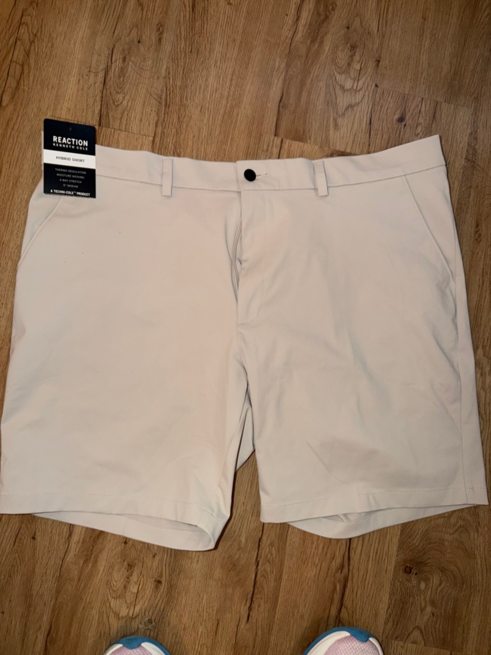Kenneth Cole Reaction Men’s Beige Flat-Front Hybrid Shorts SZ42 NEW WITH TAGS